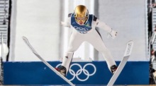 Skispringer Philipp Raimund im Einsatz auf der Normalschanze bei den Olympischen Winterspielen 2026 in Predazzo. Foto: epa/Hannibal Hanschke