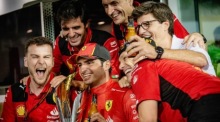 Der Spanier Carlos Sainz von der Scuderia Ferrari jubelt mit dem Ferrari-Team. Foto: epa/Tom White