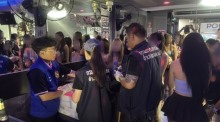 Beamte der Bezirksverwaltung führen im Poison Soi 6 Pattaya stichprobenartige Drogentests bei den Beschäftigten durch. Bild: TMN.TV