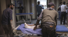 Auf diesem von der Syrischen Zivilverteidigung Weißhelme via AP zur Verfügung gestellten Foto werden Menschen, die durch Granateneinschläge verletzt wurden, in einem Krankenhaus in Id... Foto: Uncredited/Syrian Civil Defense White Helmets/ap/dpa