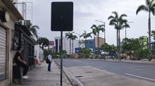 Menschen warten an einer Bushaltestelle in Guayaquil, nachdem Präsident Daniel Noboa wegen eskalierender Gewalt durch kriminelle Banden den Notstand ausgerufen hat. Foto: epa/Carlos Duran Araujo