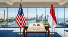 Die Flaggen der USA und Indonesiens vor einer Kulisse, die maritime Sicherheit und die neue strategische Verteidigungspartnerschaft symbolisiert. Foto: Der Farang (ai)