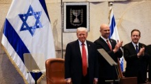 US-Präsident Donald Trump spricht in der Knesset in Jerusalem neben Parlamentspräsident Amir Ohana und Israels Staatschef Isaac Herzog. Foto: epa/Jalaa Marey