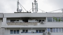 Rumänische Ermittler sichern nach einem russischen Drohnenangriff ein beschädigtes Wohnhaus in Galati nahe der Grenze zur Ukraine. Foto: EPA/Robert Ghement