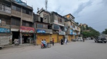 Menschen gehen durch eine Straße in Muzaffarabad, der Hauptstadt des pakistanisch verwalteten Teils von Kaschmir, während die Sicherheitsvorkehrungen verschärft sind. Foto: EPA/Amiruddin Mughal