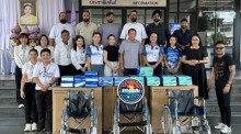 Vertreter der Pattaya Nightlife Business Association und des Teams Big Daddy übergaben Rollstühle und Pflegehilfsmittel an die Stadtverwaltung von Nong Prue. Bild: TMN.TV