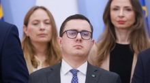Energieminister Milosz Motyka tritt bei Pressekonferenz in Warschau nach Kabinettsumbildung von Premier Donald Tusk auf. Foto: Leszek Szymanski/epa