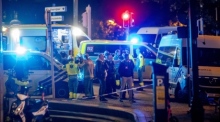 Polizisten stehen am Tatort. In Brüssel sind am Montagabend zwei Menschen erschossen worden. Die Ermittlungen dauern an, wie eine Sprecherin der Polizei am Abend sagte. Foto: Hatim Kaghat/Belga/dpa
