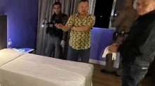 Polizeibeamte untersuchen den Todesfall eines Ehepaars in einem Hotel in Hua Hin und sichern Beweise am Fundort. Foto: Khaosod
