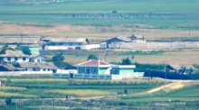 Nordkoreanische Bewohner pflanzen Reis in Grenznähe – Pjöngjang hat laut südkoreanischem Militär die Beschallung des Südens offenbar vorerst eingestellt Foto: epa/Yonhap