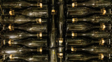 Fertig verkorkte Flaschen mit Cremant liegen im Keller des Weingutes "Domaine Armand Gilg". Foto: Philipp von Ditfurth/dpa