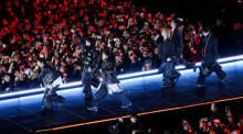 Die Kpop-Gruppe BTS tritt während des Konzerts "BTS The Comeback Live Arirang" im Zentrum von Seoul. Foto: Kim Hong-Ji/Pool Reuters/ap/dpa