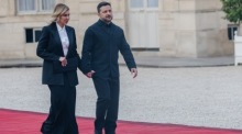 Der ukrainische Präsident Wolodymyr Selenskyj und seine Frau Olena Selenska treffen zum Abendessen der „Koalition der Willigen“ im Élysée-Palast ein. Foto: Valentina Camu/epa