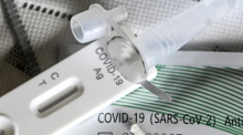 Ein Selbsttest für Covid-19 liegt auf mehreren FFP2-Masken. Nach Angaben von Bundesgesundheitsminister Lauterbach (SPD) soll neuer, angepasster Corona-Impfstoff ab Montag (18.09.2023) verfügbar sein. Foto: Jens Kalaene/dpa
