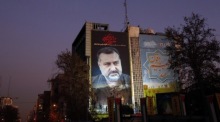 Ein großes Poster des Militärberaters des Korps der Islamischen Revolutionsgarden (IRGC), Seyed Razi Mousavi, hängt an einer Wand in Teheran. Foto: epa/Abedin Taherkenareh