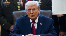 US-Präsident Donald Trump blickt nach der Unterzeichnung eines Dekrets im Oval Office vor der Verleihung der Mexican Border Defense Medal. Foto: EPA/Bonnie Cash