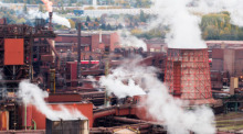 Blick auf das Gelände der Salzgitter AG (Luftaufnahme mit Drohne). Foto: Julian Stratenschulte/dpa
