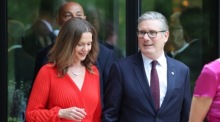 Der britische Premierminister Keir Starmer und seine Ehefrau Victoria Starmer gehen vor dem Gruppenfoto beim G7-Gipfel in Évian-les-Bains. Foto: Ludovic Marin/Pool epa/dpa