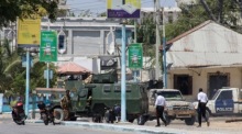 Sicherheitskräfte blockieren eine Straße, die zum SYL Hotel in Mogadischu, Somalia, führt. Foto: epa/Said Yusuf Warsame