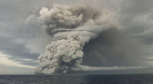 Über dem Vulkan Hunga Ha'apai steigt in nordöstlicher Richtung eine große Asche-, Dampf- und Gaswolke auf. Foto: Tonga Geological Services/Zuma Press Wire Service/dpa
