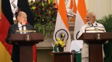 Bundeskanzler Olaf Scholz (L) und der indische Premierminister Narendra Modi (R) verlesen eine gemeinsame Erklärung im Hyderabad House in Neu Delhi. Foto: epa/Harish Tyagi