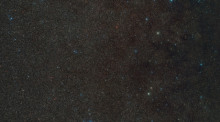 Ein Weitwinkelausschnitt der Umgebung von Gaia BH3, dem massereichsten stellaren schwarzen Loch in unserer Galaxie. Das schwarze Loch selbst ist hier nicht sichtbar. Foto: D. De Martin./Eso/digitized Sky Survey 2./dpa