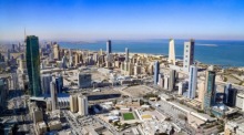 Blick auf das Geschäftsviertel von Kuwait-Stadt mit seinen modernen Hochhäusern. Foto: EPA/Noufal Ibrahim