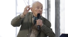 Der französische Philosoph und Soziologe Edgar Morin spricht bei der Medef-Sommerkonferenz in Paris. Foto: EPA/Yoan Valat