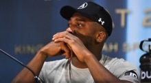 Anthony Joshua spricht nach seiner Niederlage gegen Oleksandr Usyk bei der WM-Revanche in Dschidda. Foto: EPA/Str