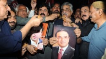 Anhänger der Pakistanischen Volkspartei (PPP) feiern den Sieg des Präsidentschaftskandidaten der Partei, Asif Ali Zardari, in Hyderabad. Foto: EPA-EFE/Nadeem Khawar