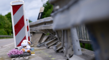 Kerzen, Blumen und ein Stofftier erinnern an das tödliche Busunglück bei Hebertshausen. Bei dem Unfall wurden zahlreiche Kinder verletzt, ein Kind kam ums Leben. Foto: Sven Hoppe/dpa