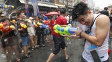 Songkran-Wasserschlacht in Bangkoks Khao San Road. Foto: epa/Rungroj Yongrit