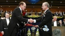 Der US-Forscher Barry Sharpless (l) nimmt aus der Hand von König Carl XVI. Gustaf von Schweden (r) den Chemie-Nobelpreis entgegen. Foto: Ekstromer/epa Scanpix Sweden/dpa