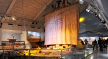 Das original Kon-Tiki Floß von Th. Heyerdahl ist im Kon-Tiki Museum zu sehen. Der norwegische Abenteurer überquerte mit genau diesem selbstgebauten Floß im Jahr 1947 von Peru aus den Pazifik. Foto: Sigrid Harms/dpa