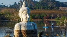 Tambun auf dem Wasser: Mit dem SUP lässt sich der „Ertrinkende Buddha“ in Trat besuchen und verehren. Fotos: The Nation