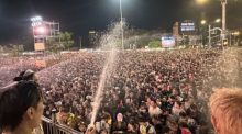 Dichte Menschenmengen feiern am Abend Songkran vor dem Maya Lifestyle Shopping Center in Chiang Mai mit Konzerten und Wasserschlachten. Foto: Khaosod.