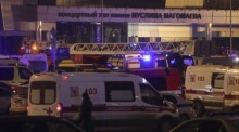 Rettungsfahrzeuge in der Nähe des abgebrannten Konzertsaals Crocus City Hall nach einer Schießerei in Krasnogorsk. Foto: epa/Maxim Shipenkov