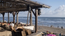 Urlauber sitzen an einem Strand in Canggu, Bali, Indonesien. Foto: epa/Made Nagi