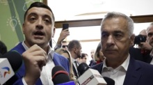 George Simion und Calin Georgescu nach Stimmabgabe bei der Stichwahl zum Präsidenten in Rumänien Foto: epa/Robert Ghement