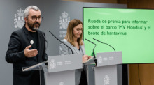 Gesundheitsvertreter Javier Padilla und Virginia Barcones informieren in Madrid über den Hantavirus-Ausbruch auf der MV „Hondius“. Foto: dpa/Carlos Luján/europa Press