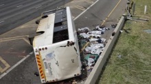 Ein Dutzend Tote bei Busunglück außerhalb von Johannesburg. Foto: epa/Kim Ludbrook