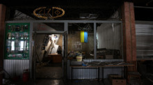 Blick auf einen Raum in einem durch russischen Beschuss zerstören Sportkomplex der Polytechnischen Hochschule. Foto: Carol Guzy/Zuma Press Wire/dpa