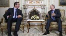 Der russische Präsident Wladimir Putin (R) spricht mit dem serbischen Ministerpräsidenten Aleksandar Vucic (L). Archivfoto: epa/MAXIM SHIPENKOV