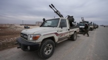 Konvois der syrischen Armee rücken nach dem Abzug der Syrian Democratic Forces in das Gebiet von Deir Hafer östlich von Aleppo ein. Foto: epa/Ahmad Fallaha