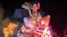 Balinesen tragen Ogoh-ogoh Figuren bei einer Parade vor Nyepi, dem hinduistischen Tag der Stille, durch die Straßen von Denpasar. Foto: epa/Made Nagi