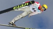 Beim Skifliegen in Planica segelt Igor Medved 2001 durch die Luft und erreicht starke 206 Meter. Foto: Antonio Bat/epa