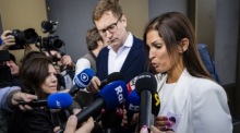 Laetitia Brodard-Sitre, die ihren Sohn bei der Brandkatastrophe in einer Bar verlor, trifft mit ihrem Anwalt zu einer Anhörung in Sitten ein. Foto: epa/Jean-christophe Bott