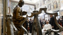 Papst Franziskus trifft Teilnehmer des vom Vatikan ausgerichteten Klimagipfels. Foto: epa/Vatikanisches Medienhandout