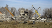 Arbeiter räumen Trümmer nach einem ukrainischen Raketeneinschlag in der von Russland besetzten Stadt Makijiwka weg. Foto: Uncredited/Ap/dpa