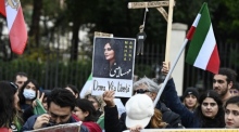 Vor der iranischen Botschaft in Rom hält eine Person ein Plakat, das die verstorbene iranische Frau Mahsa Amini mit der Botschaft "Frau, Leben, Freiheit" zeigt. Foto: epa/Riccardo Antimiani Italien Out
